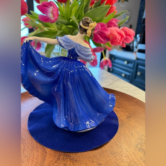 Royal Doulton figurine “Elaine”. Pretty Ladies fine bone china. - Picture 5 of 8